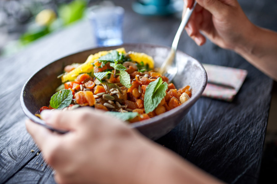 Personne qui déguste une assiette végétarienne