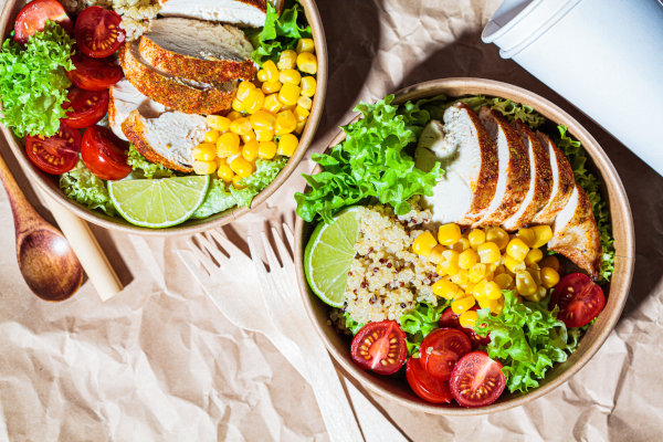 Salade buddha bowl dans emballage recyclable